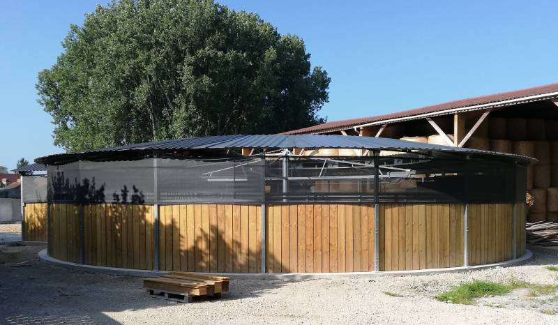 Fabrication de marcheur circulaire automatique pour chevaux de compétition proche de le Lion-D’angers 49